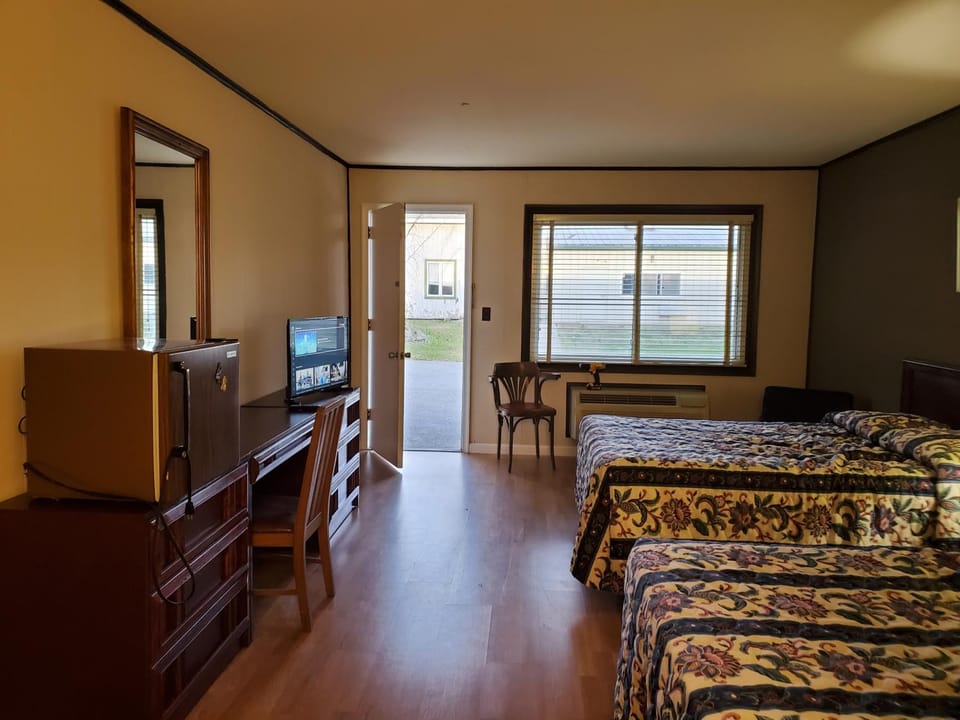 Bed, TV and multimedia, Bedroom