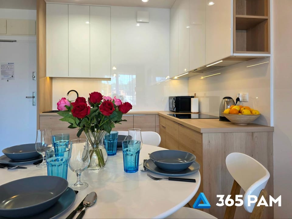 Kitchen or kitchenette, Dining area, stove