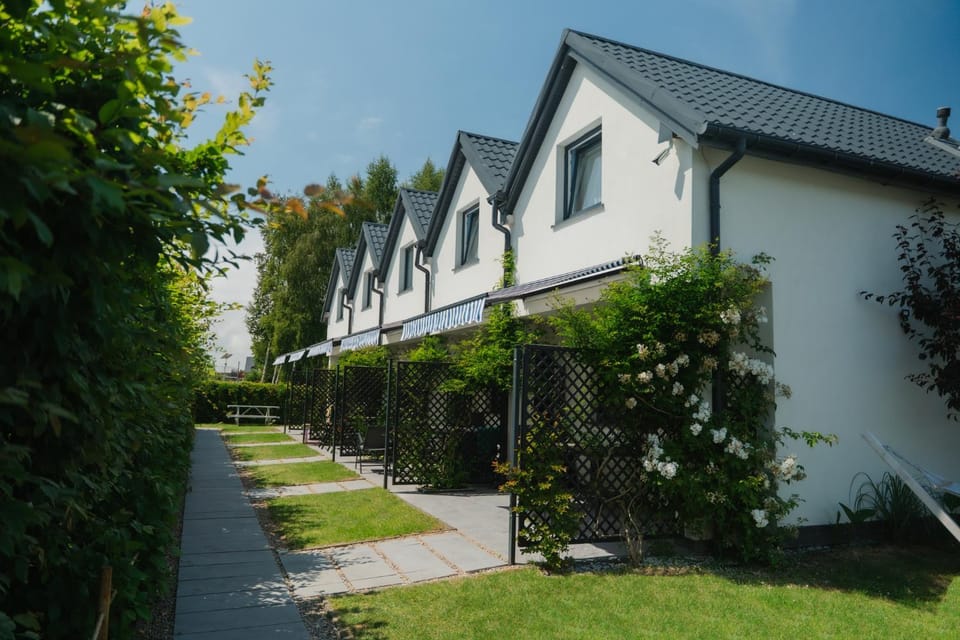 Property building, Spring, Day, Natural landscape, Garden, Garden, Balcony/Terrace, Garden view, pet friendly, pet friendly