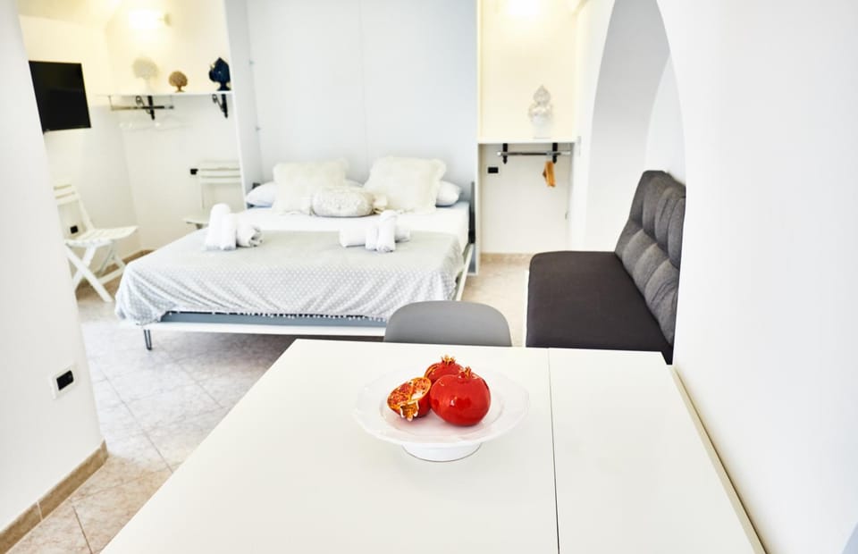 Bed, Photo of the whole room, Dining area, Bedroom