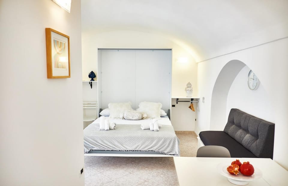 Bed, Living room, Photo of the whole room, Seating area, Dining area, Bedroom