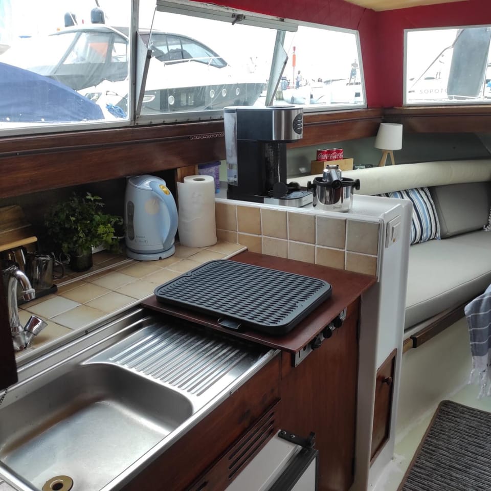 Noclegi na jachcie, accommodation Gdańsk, Trójmiasto, House Boat, dom na wodzie, 2 cabin, gorący prysznic hot shower, WC, rejs gratis, free cruise included Cabin in Gdansk