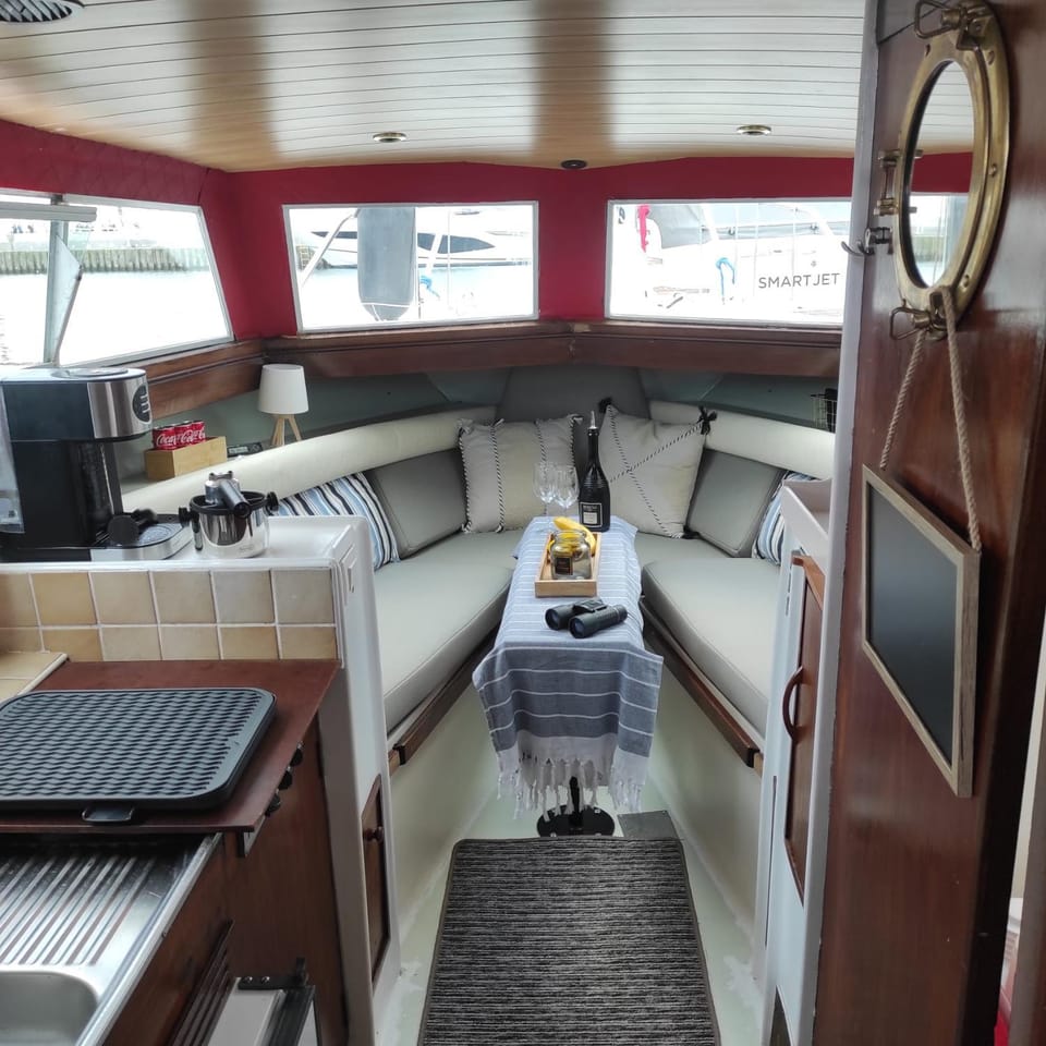 Noclegi na jachcie, accommodation Gdańsk, Trójmiasto, House Boat, dom na wodzie, 2 cabin, gorący prysznic hot shower, WC, rejs gratis, free cruise included Cabin in Gdansk