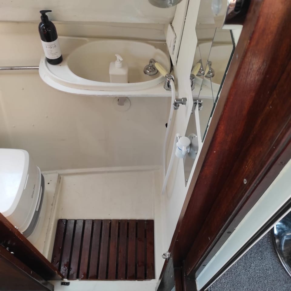 Noclegi na jachcie, accommodation Gdańsk, Trójmiasto, House Boat, dom na wodzie, 2 cabin, gorący prysznic hot shower, WC, rejs gratis, free cruise included Cabin in Gdansk