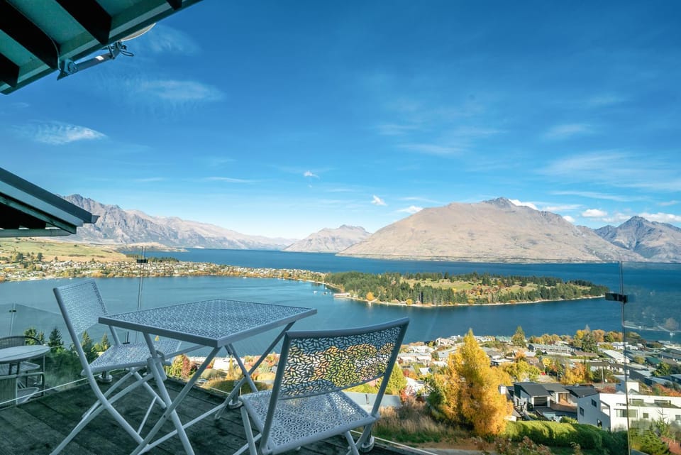Alpine Loft with Jaw-dropping View! Apartment in Queenstown