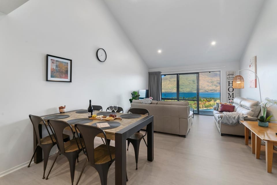 Alpine Loft with Jaw-dropping View! Apartment in Queenstown