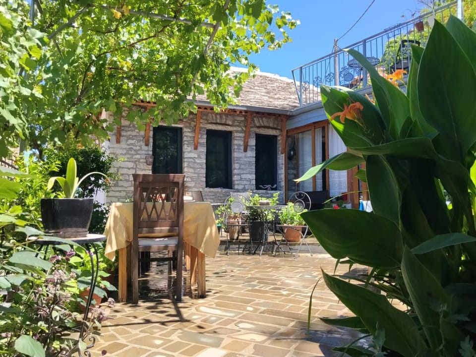Property building, Patio, Day, Garden, Garden, Dining area, Garden view