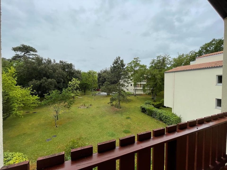 Studio calme à 2 pas de la plage avec balcon et garage - FR-1-550-17 Apartment in Nouvelle-Aquitaine