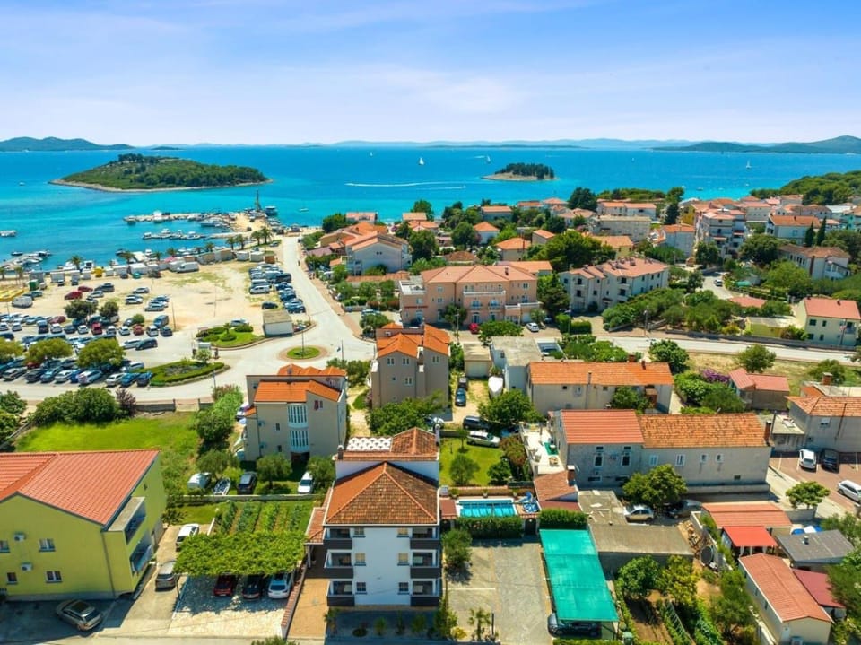 Bird's eye view, Location