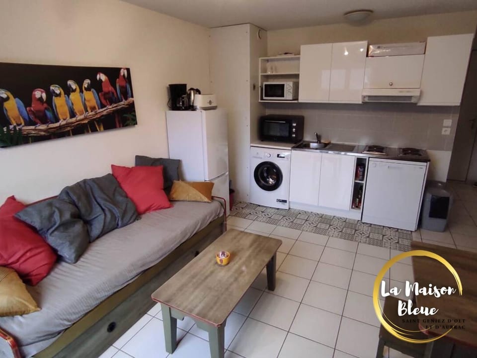 Kitchen or kitchenette, Seating area, dishwasher, oven, pet friendly, stove, toaster, washing machine