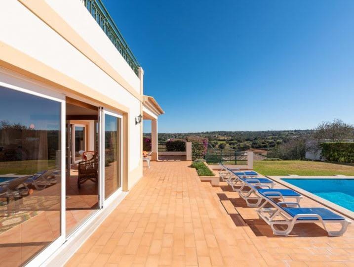 Villa Agua - Modern villa, quiet location walkable to restaurant and supermarket Villa in Guia