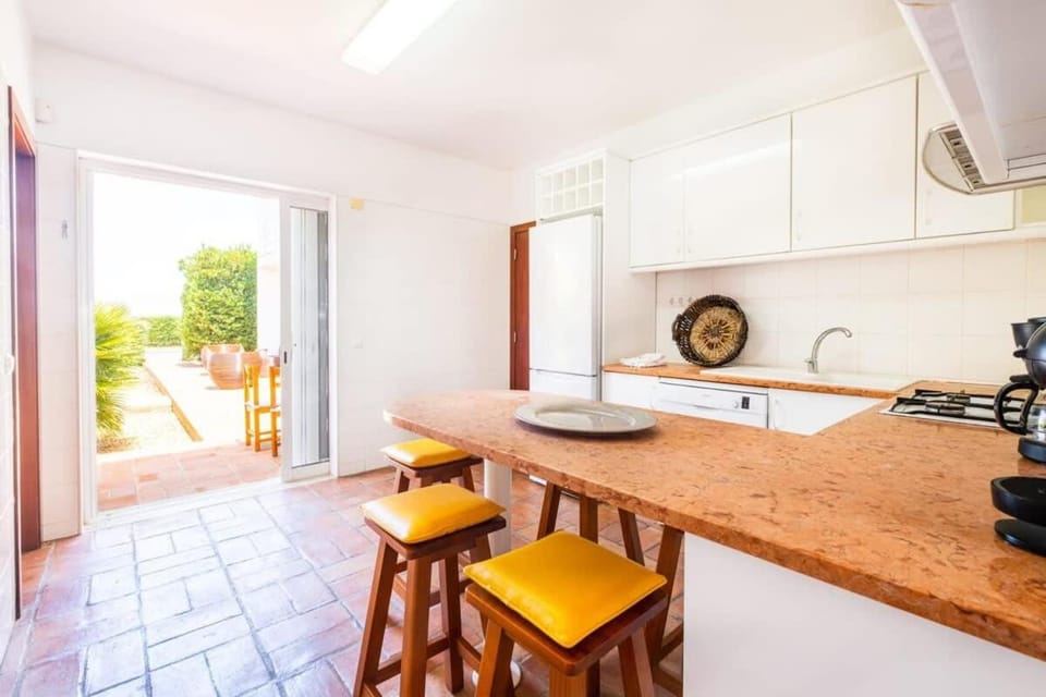 Villa Caixinha 2 - Modern villa - By Salgados beach, shops, bars, and restaurants House in Guia