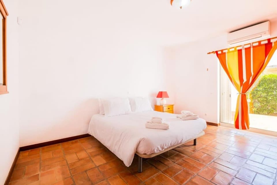 Villa Caixinha 2 - Modern villa - By Salgados beach, shops, bars, and restaurants House in Guia