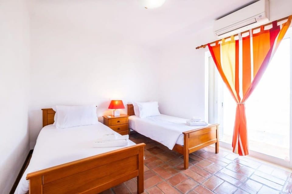 Villa Caixinha 2 - Modern villa - By Salgados beach, shops, bars, and restaurants House in Guia