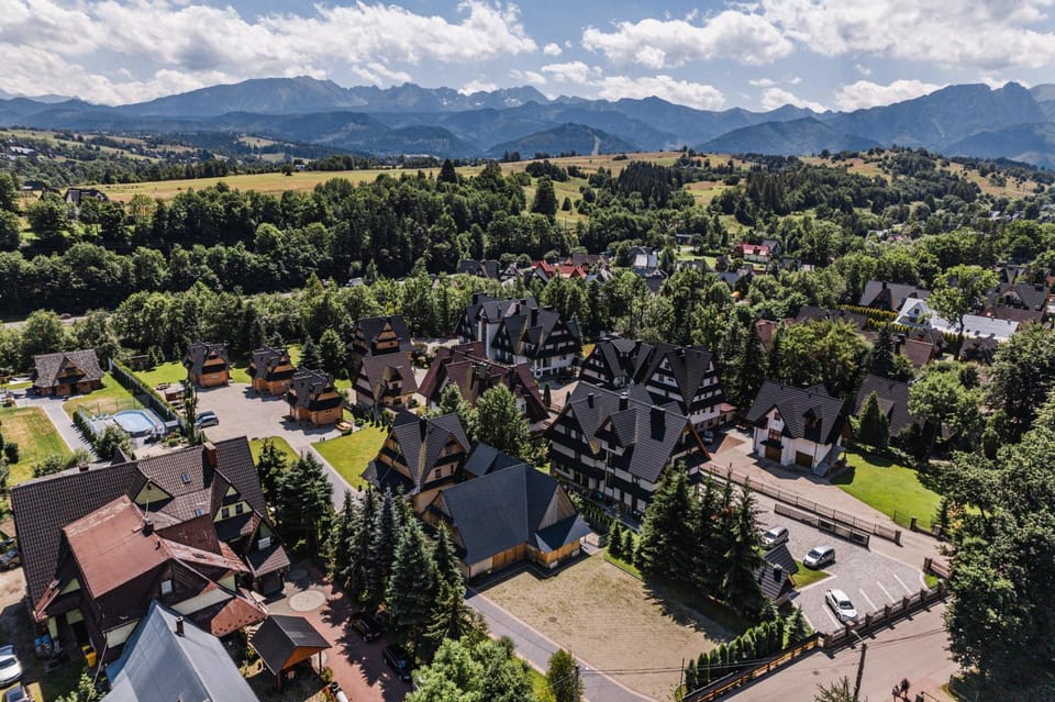 Property building, Nearby landmark, Day, Neighbourhood, Natural landscape, Bird's eye view, City view, Mountain view, Location