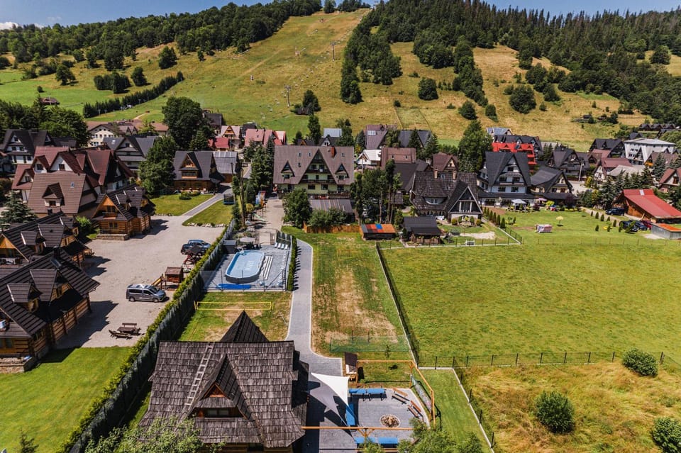 Property building, Nearby landmark, Day, Neighbourhood, Natural landscape, Bird's eye view, Pool view, Swimming pool, Location