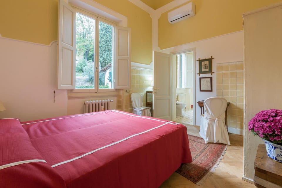 4bdrm elegant apartm in Private Estate, shared Swimmingpool, Maze Garden Apartment in Florence