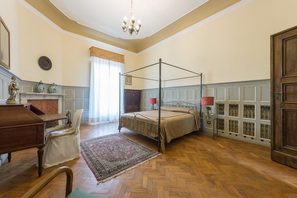 4bdrm elegant apartm in Private Estate, shared Swimmingpool, Maze Garden Apartment in Florence