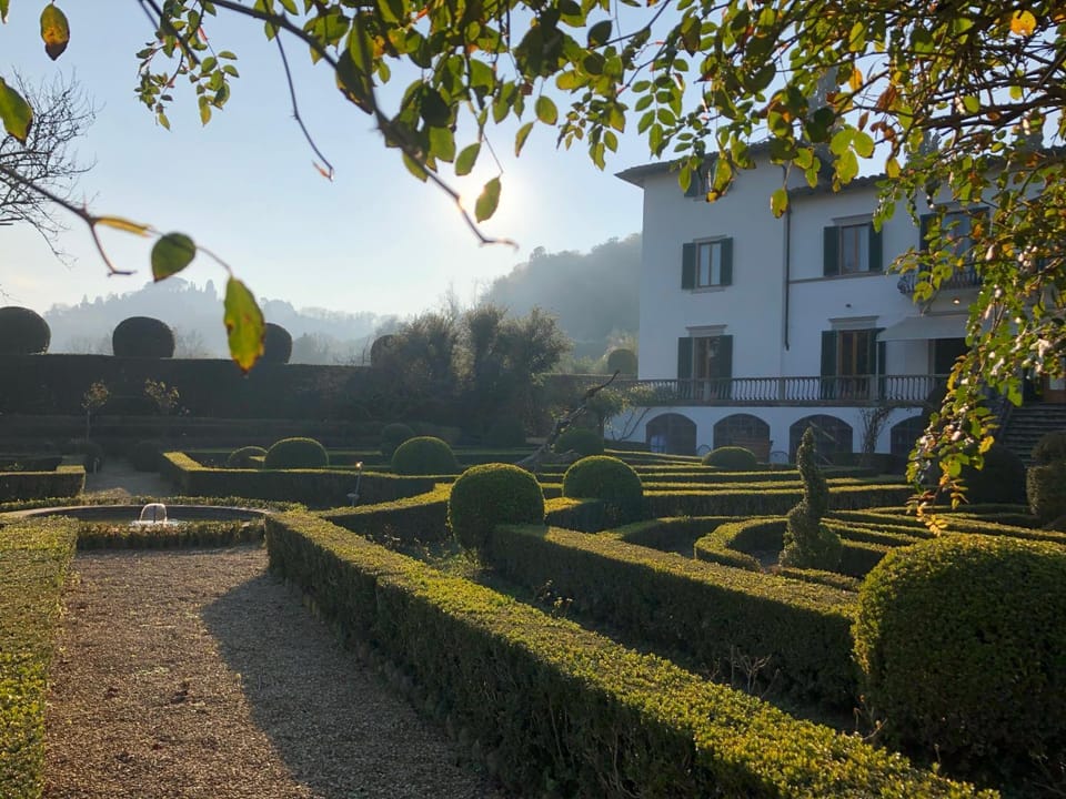 4bdrm elegant apartm in Private Estate, shared Swimmingpool, Maze Garden Apartment in Florence