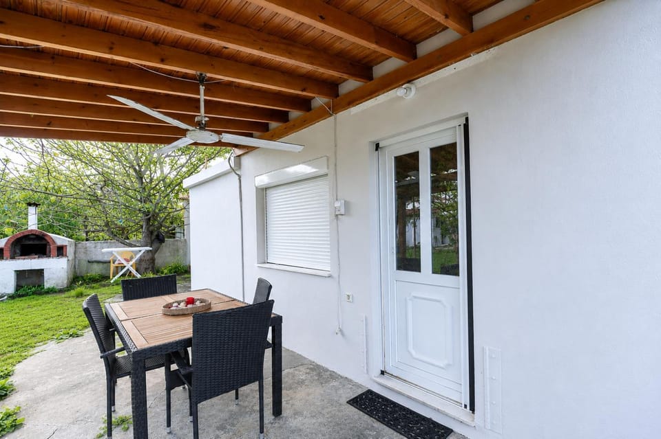 Property building, Spring, Garden, View (from property/room), Balcony/Terrace, Dining area, Garden view