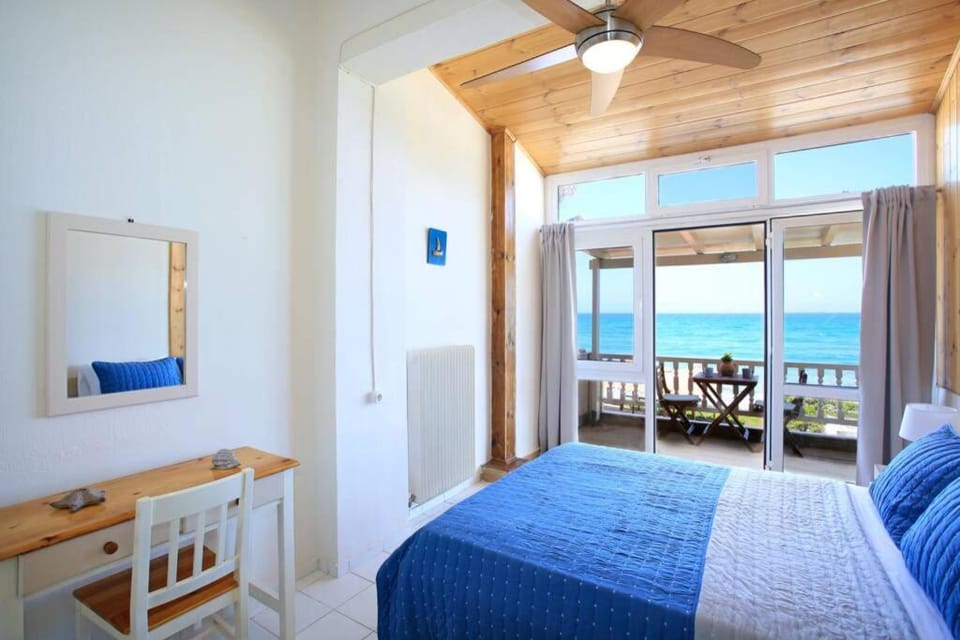 Photo of the whole room, Sea view