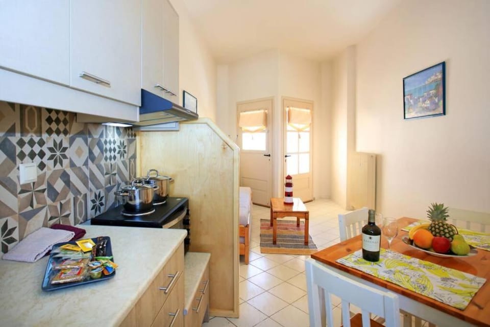 Coffee/tea facilities, Kitchen or kitchenette, Dining area