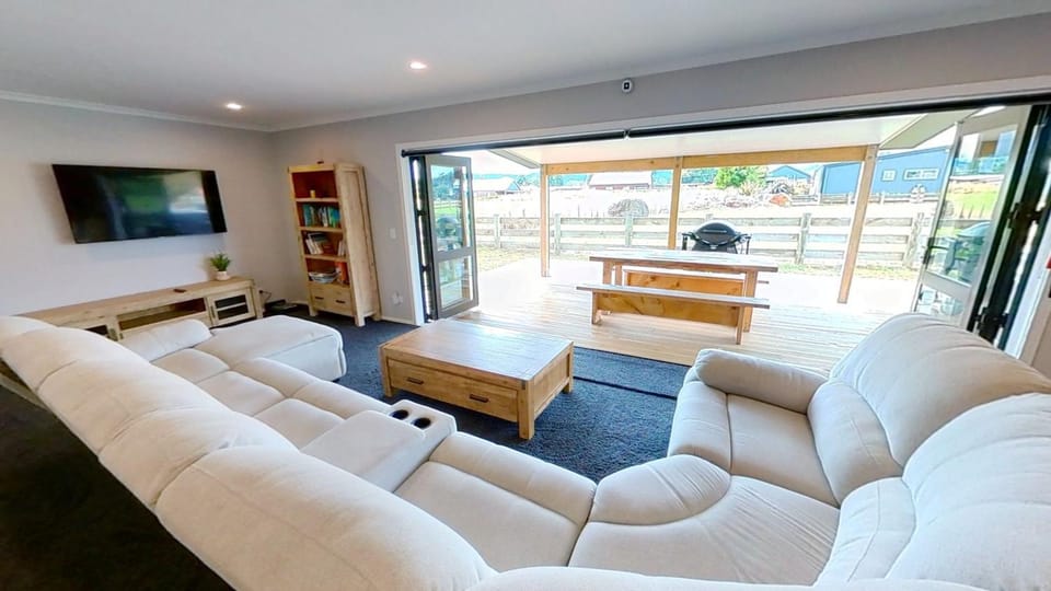 Patio, BBQ facilities, TV and multimedia, Living room, Seating area
