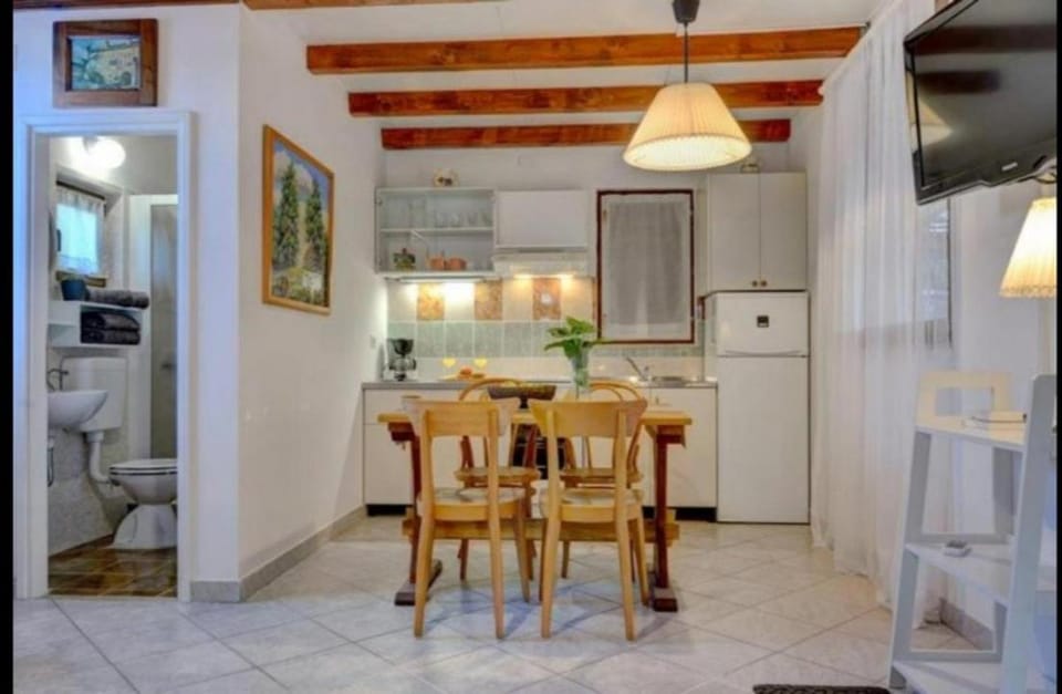 Dining area, oven, stove