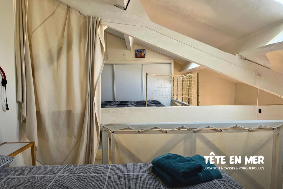 A 100m du village de Porquerolles, "tete en mer" Apartment in Hyères