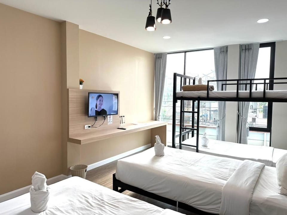 Bed, TV and multimedia, Photo of the whole room, Bedroom