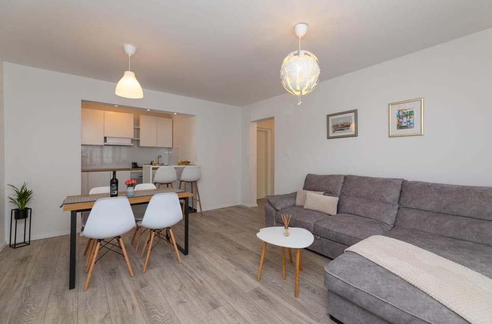 Nightclub / DJ, Living room, Lounge or bar, Seating area, Dining area