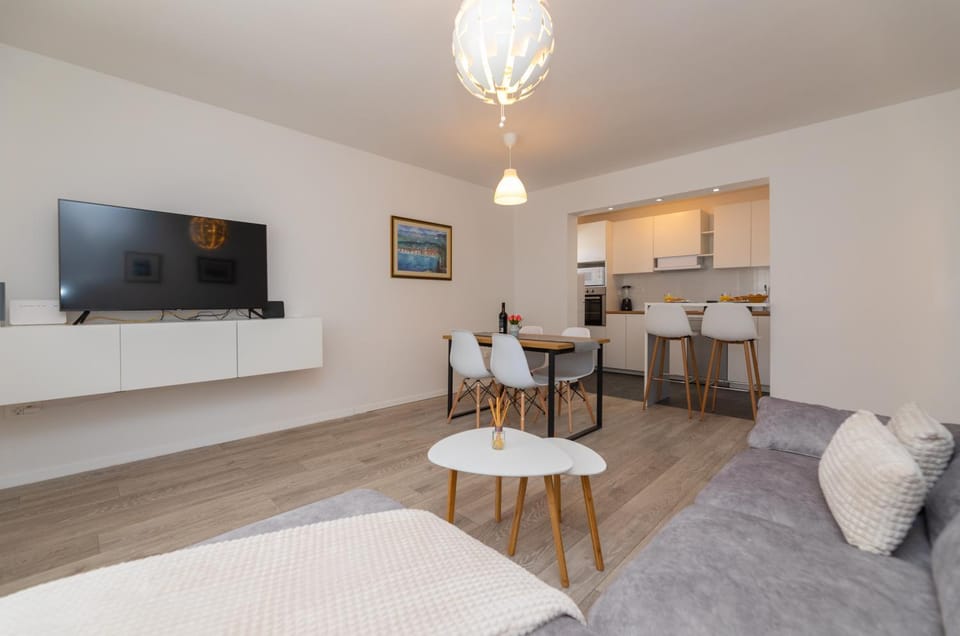 Communal lounge/ TV room, Nightclub / DJ, TV and multimedia, Living room, Lounge or bar, Photo of the whole room, Seating area, Dining area