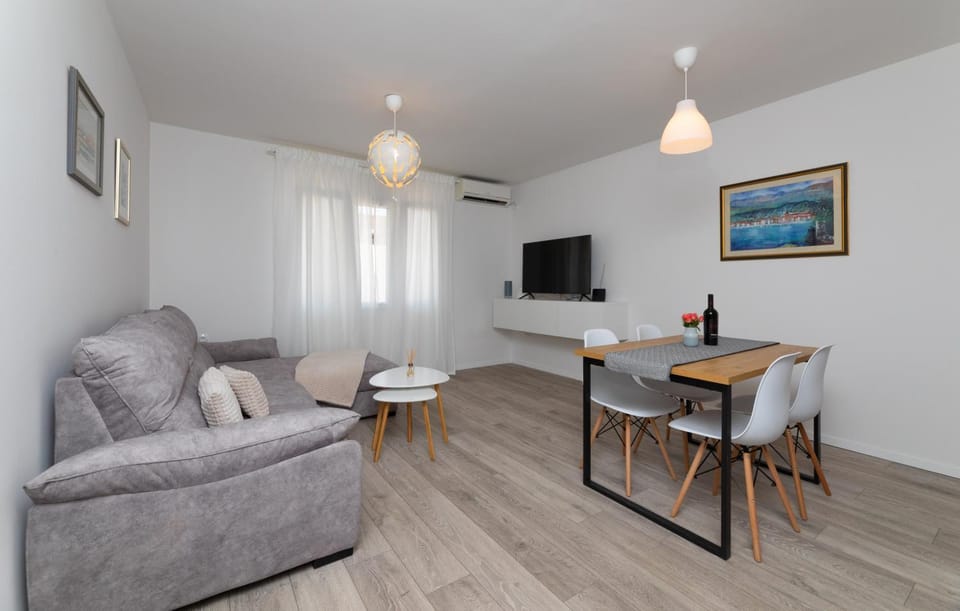 Communal lounge/ TV room, Nightclub / DJ, TV and multimedia, Living room, Lounge or bar, Seating area, Dining area