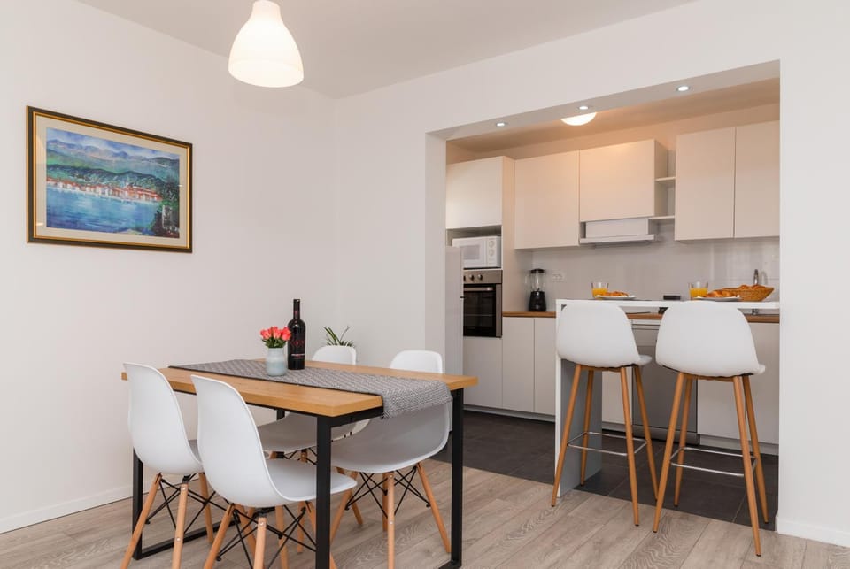 Kitchen or kitchenette, Living room, Seating area, Dining area, Communal kitchen, Drinks