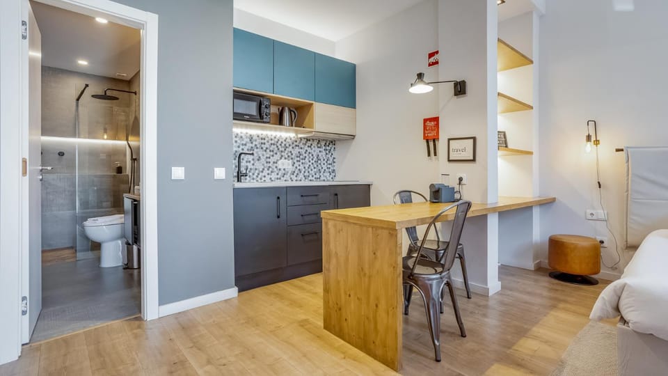 Kitchen or kitchenette, Dining area