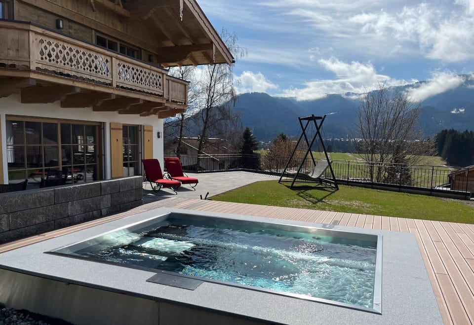 Property building, Spring, Day, Natural landscape, Hot Tub, Mountain view, Pool view, Swimming pool, sunbed