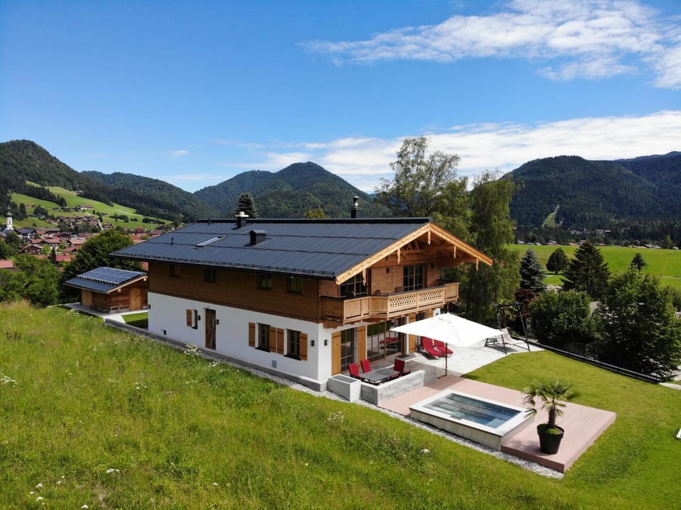 Property building, Nearby landmark, Spring, Day, Neighbourhood, Natural landscape, Mountain view