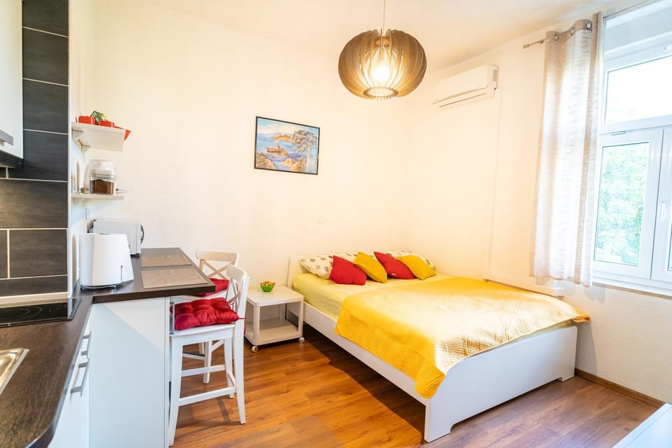 Bed, Kitchen or kitchenette