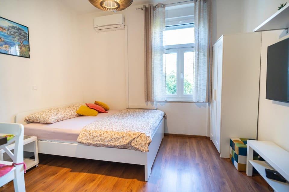 Bed, air conditioner