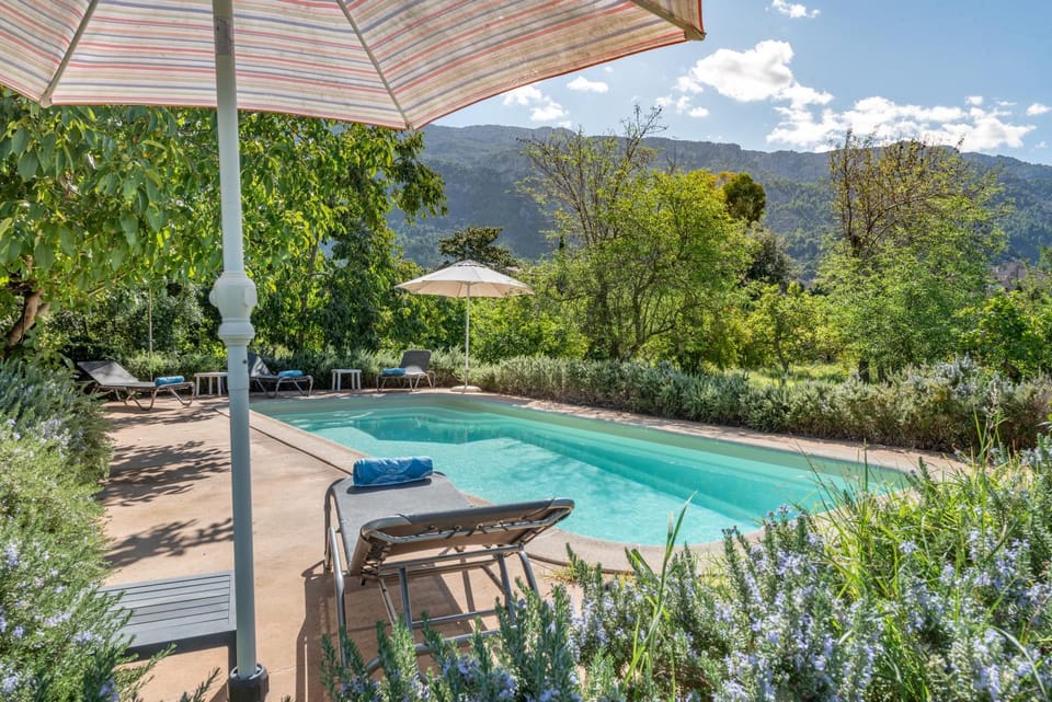 Sóller house close to the center, large flat orchard and pool. House in Sóller