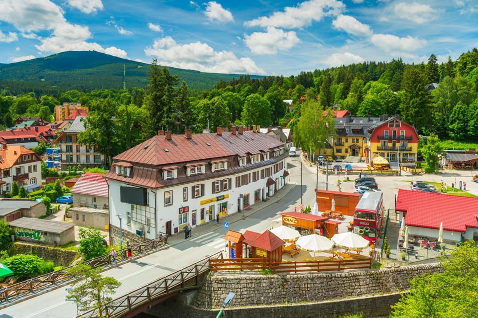 Property building, Restaurant/places to eat, Restaurant/places to eat, Spring, Day, Bird's eye view, View (from property/room), City view, Landmark view, River view, Street view, Supermarket/grocery shop, Shopping Area