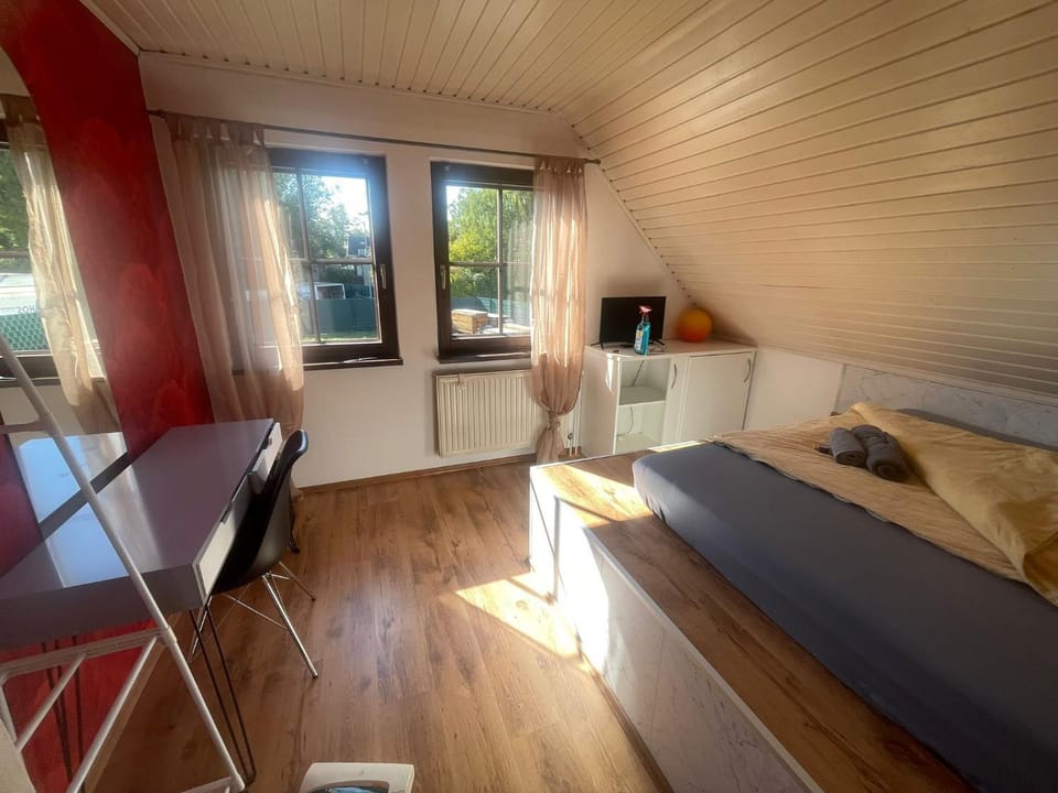 Photo of the whole room, Bedroom