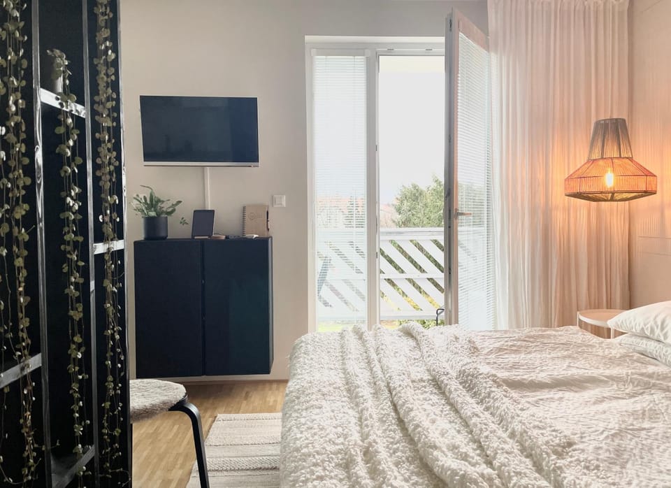 Communal lounge/ TV room, Bed, TV and multimedia, Evening entertainment, Bedroom