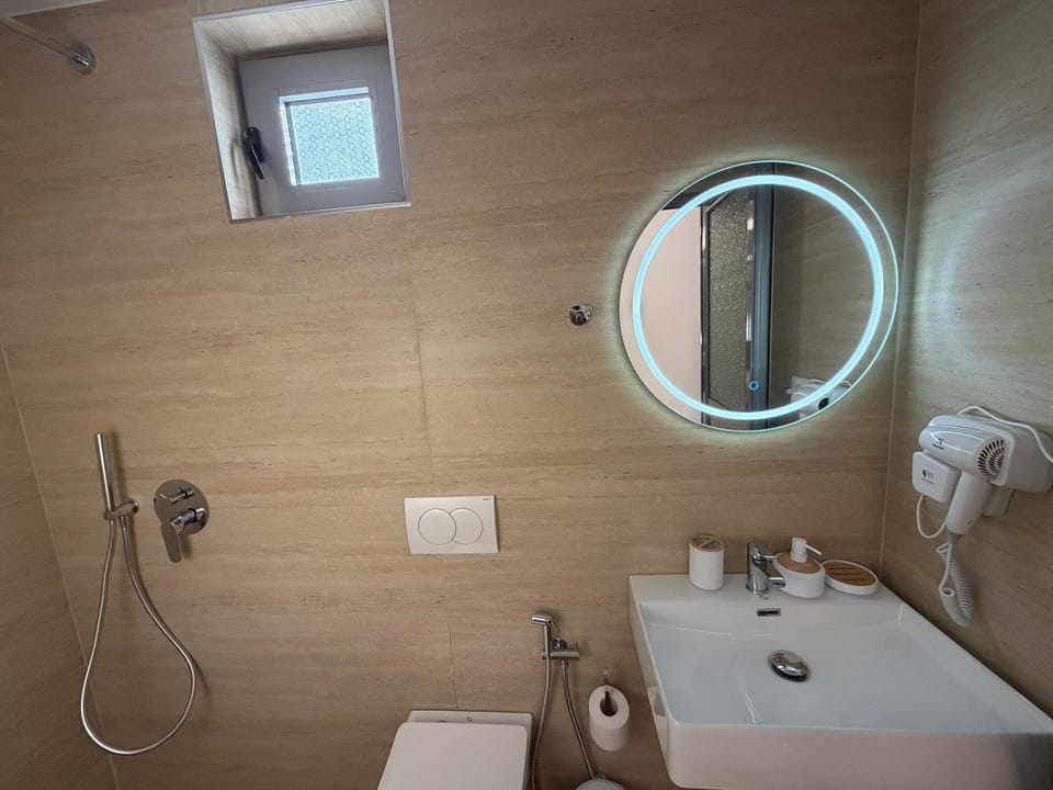 Shower, Toilet, Bathroom, towels