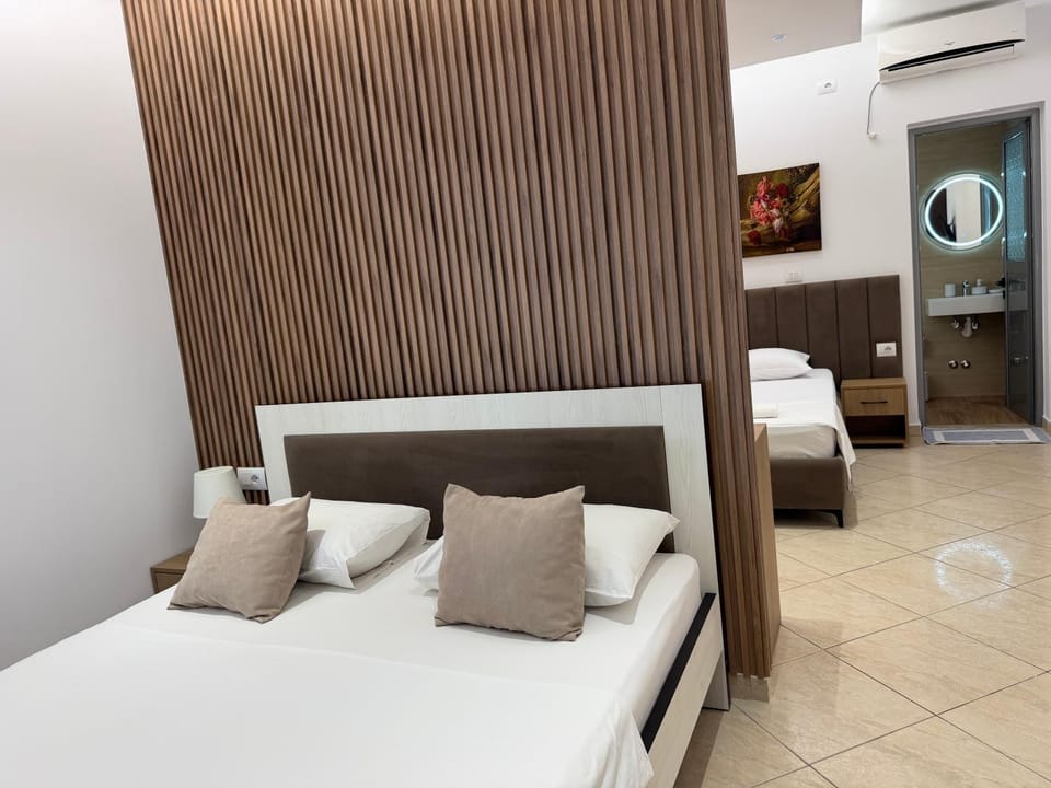 Bed, TV and multimedia, Living room, Photo of the whole room, Seating area, Bedroom, air conditioner