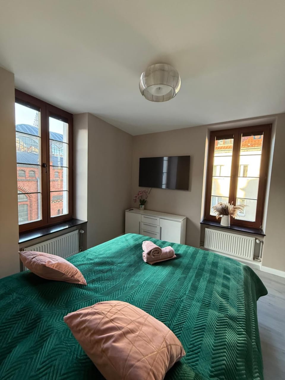 Bed, TV and multimedia, Photo of the whole room, Bedroom