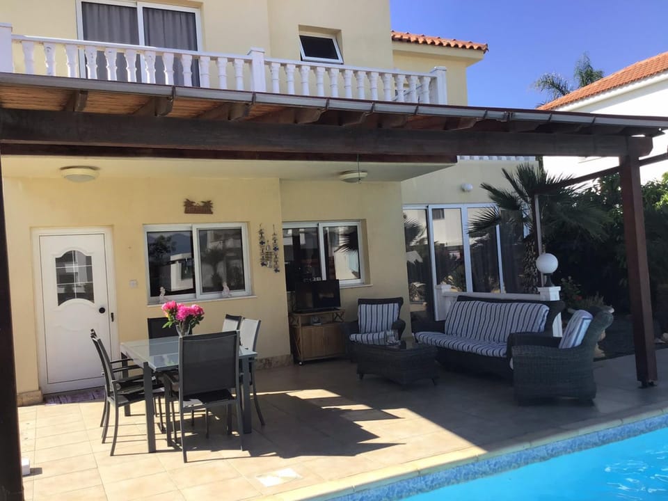 Property building, Swimming pool, sunbed