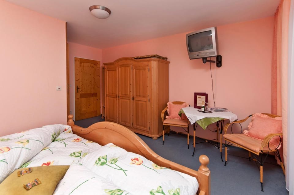 Photo of the whole room, Decorative detail, Mountain view