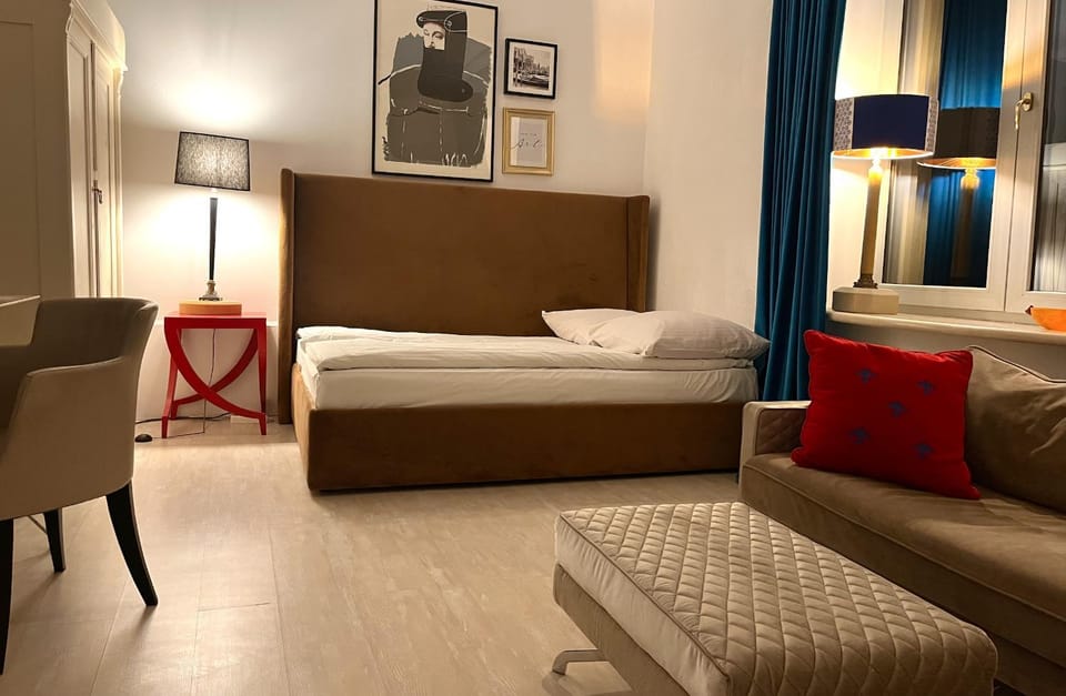 Bed, Living room, Photo of the whole room, Seating area, Bedroom