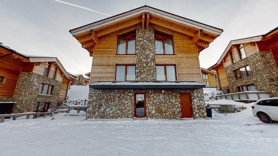 Property building, Winter, Parking